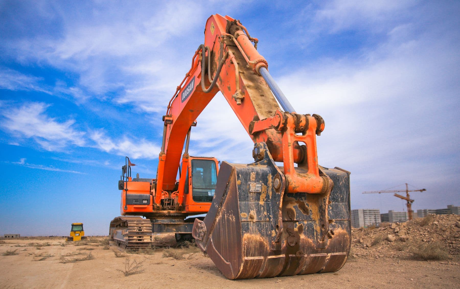 Engin de chantier vu en contre-plongée