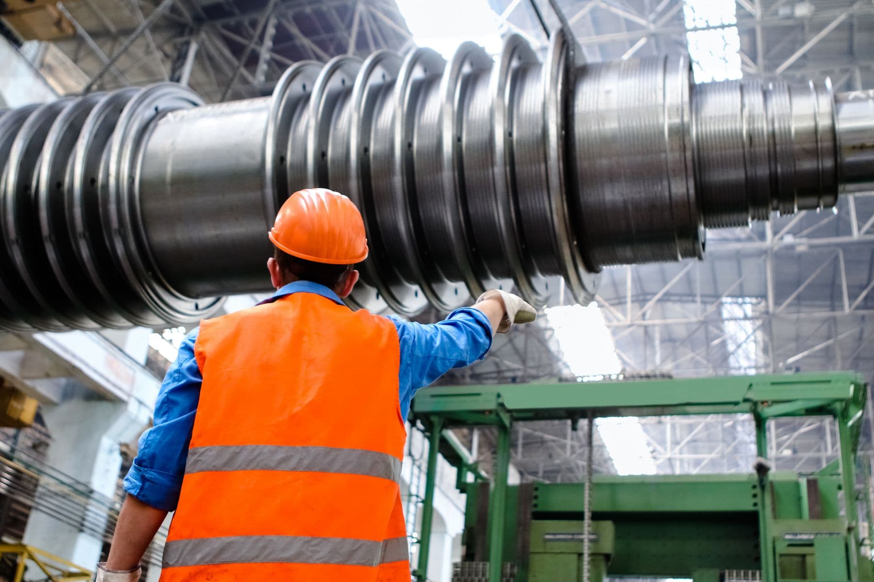 Technicien supervisant un équipement industriel lourd